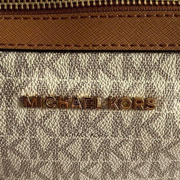 Ginny Medium Pebbled Leather Crossbody Bag - Picture 5 of 14